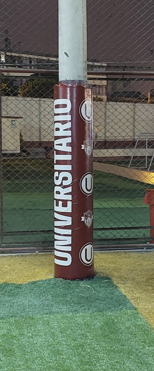 Cambio de colchonetas en la cancha sintética